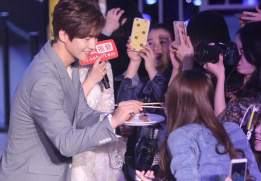 Πεθαίνουν ο ένας μετά τον άλλον: Νεκρός,μόλις στα 39, κι άλλος διάσημος τραγουδιστής-Τεράστια ανησυχία για τους θανάτους των Σταρ