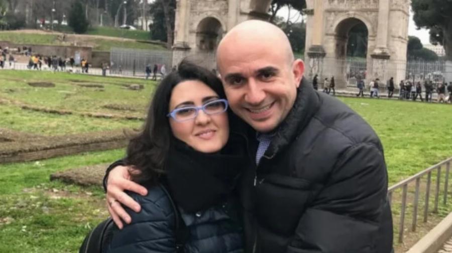 7 χρόνια μικρότερή του, πασίγνωστη δημοσιογράφος, μητέρα του παιδιού του: Κι όμως αuτή είναι η σύζυγος του Γρηγόρη Λέων