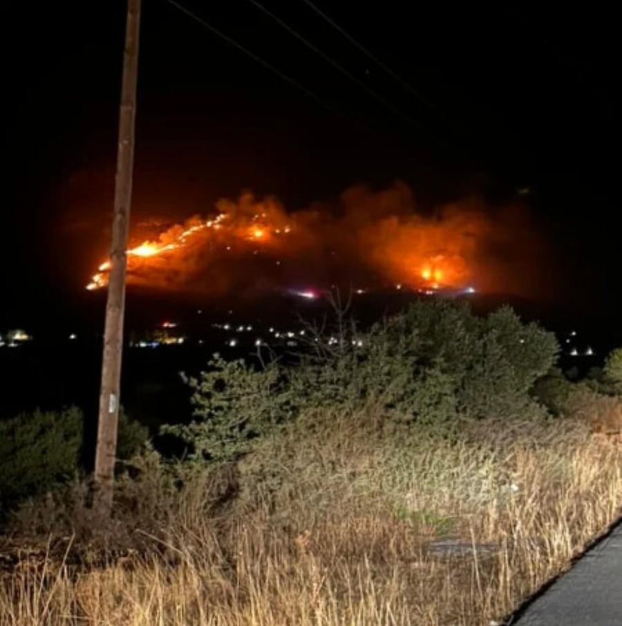 EKTAKTO – Μεγάλη φωτιά ΤΩΡΑ – Δύσκολη νύχτα – Συναγερμός στην Πυροσβεστική