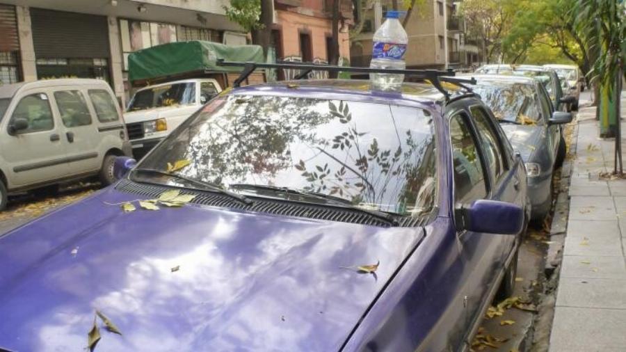 Άδειο μπουκάλι στην οροφή ενός αυτοκίνητου -Τι σημαίνει εάν το δεις, τι πρέπει να κάνεις