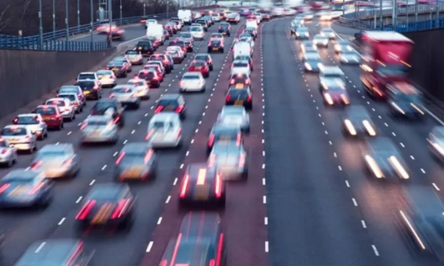 Χρήση κινητού στην οδήγηση: Πρόστιμα έως 4.000 ευρώ και αφαίρεση διπλώματος για 8 χρόνια