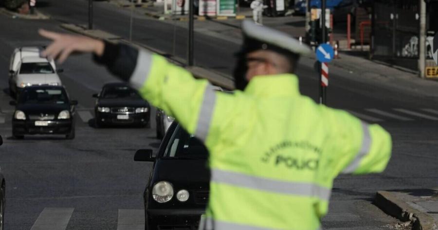 Χρήση κινητού στην οδήγηση: Πρόστιμα έως 4.000 ευρώ και αφαίρεση διπλώματος για 8 χρόνια