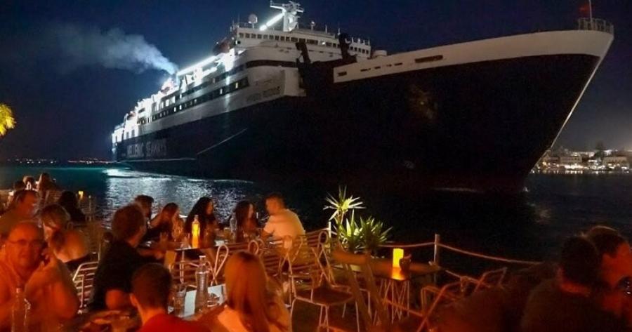 Το μοναδικό μπαρ της Ελλάδας που τα πλοία περνούν μια… ανάσα από τους θαμώνες