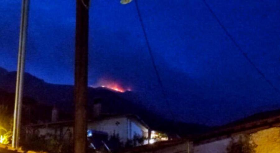 ΕΚΤΑΚΤΟ – Μεγάλη φωτιά μέσα στη νύχτα σε βουνό – Συναγερμός στην Πυροσβεστική