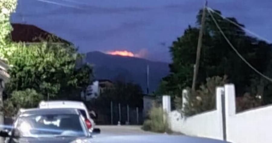 ΕΚΤΑΚΤΟ – Μεγάλη φωτιά μέσα στη νύχτα σε βουνό – Συναγερμός στην Πυροσβεστική