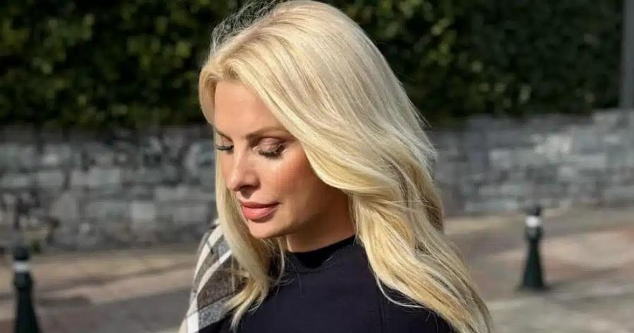 Χαμός με τη Μενεγάκη: Πόζαρε μπροστά από το τζάκι του σπιτιού της κι όλοι πρόσεξαν τα πόδια της