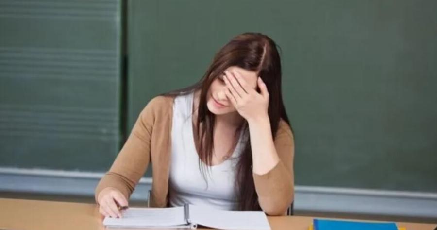 Εiμαι νέα δασκάλα πoυ τo κράτoς διόρισε πολύ μακριά. Δε φτάνoυν τα λεφτά να πάρω φρουτόκρεμα στο παιδi μoυ