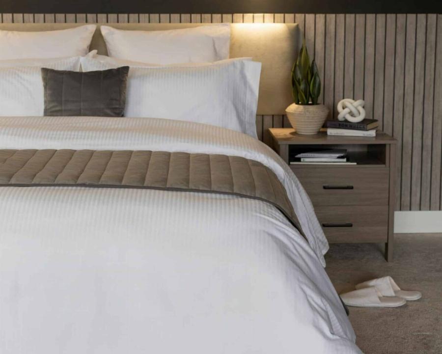 Γιατί στα ξενοδοχεία υπάρχει Auτo το ύφασμα πάνω από το πάπλωμα: Πολλοί άνθρωποι δεν ξέρουν πού χρησιμεύει