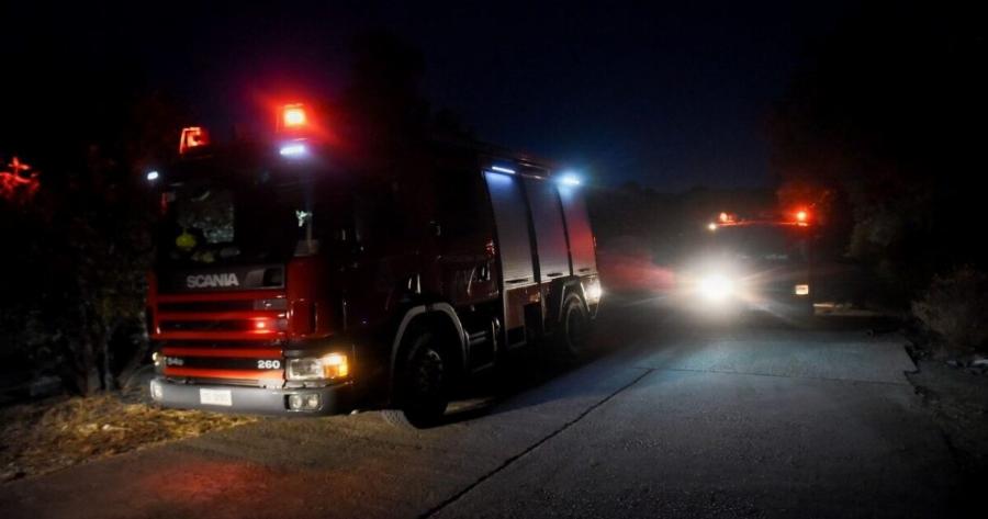 Φωτιά σε γνωστό μπαρ στο Παγκράτι – Ο κόσμος έσπαγε τα παράθυρα για να βγει έξω