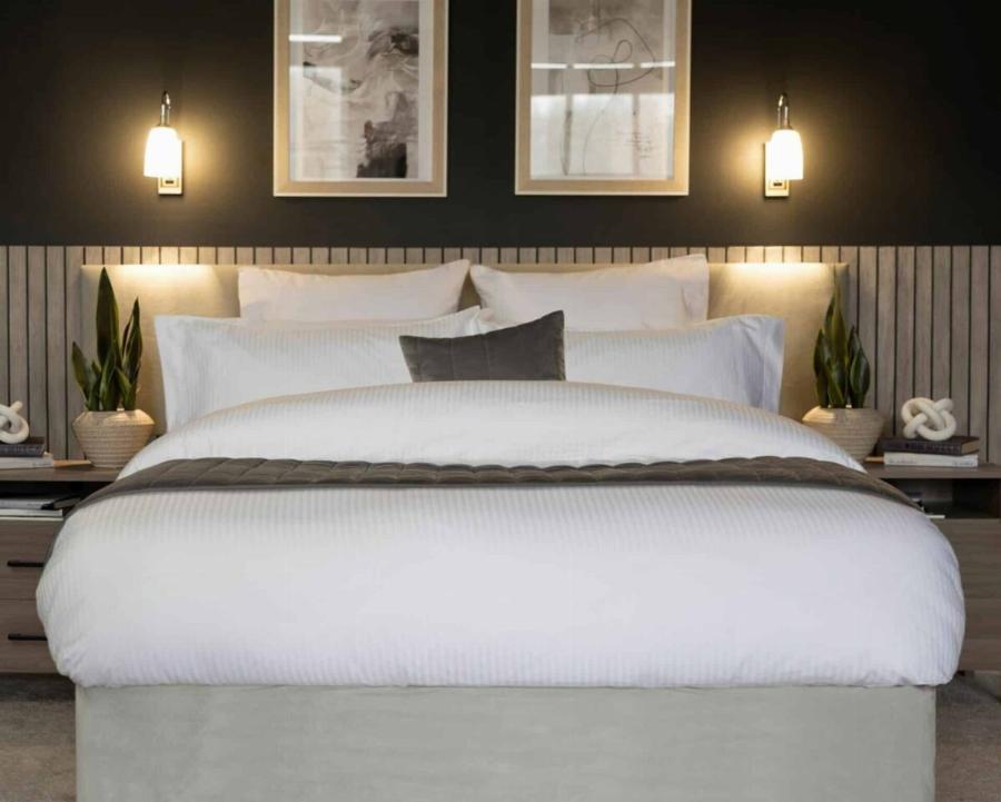 Γιατί στα ξενοδοχεία υπάρχει Auτo το ύφασμα πάνω από το πάπλωμα: Πολλοί άνθρωποι δεν ξέρουν πού χρησιμεύει