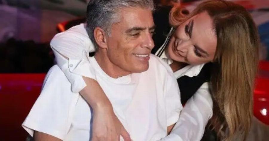 Σαν γοργόνα στα βράχια: Η Τατιάνα Στεφανίδου με μπικίνι στα 54 της είναι μια όαση