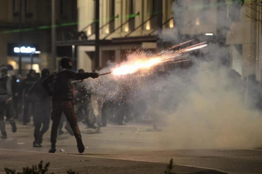 Καίγεται το Σύνταγμα