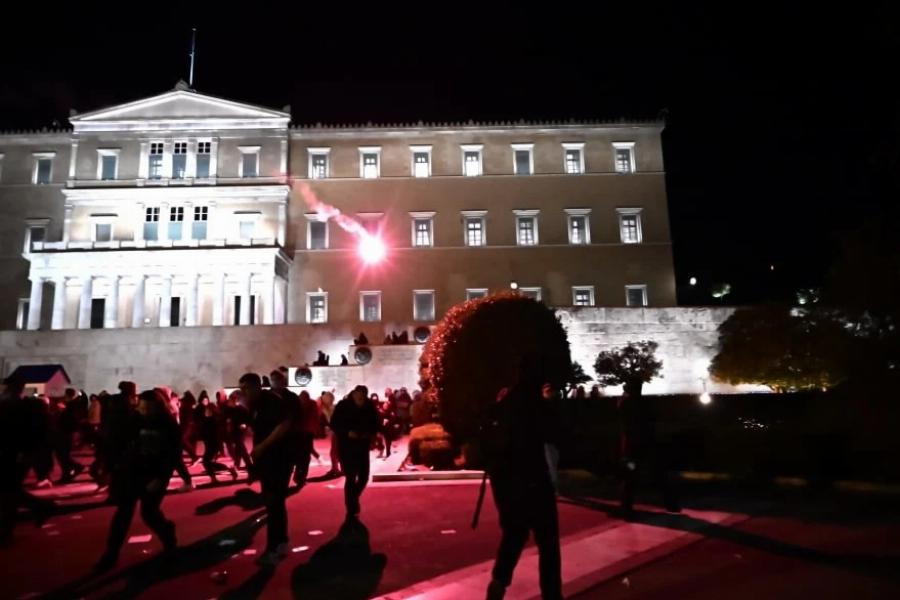 Καίγεται το Σύνταγμα