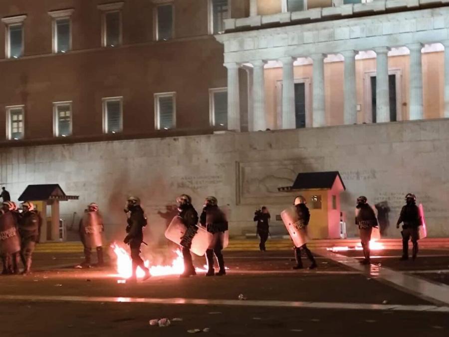 Καίγεται το Σύνταγμα