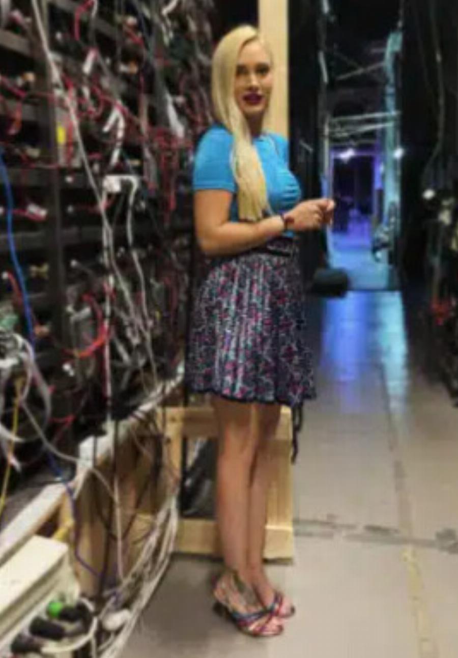 Η κούκλα δημοσιογράφος του OPEN που ομορφαίνει τις οθόνες μας