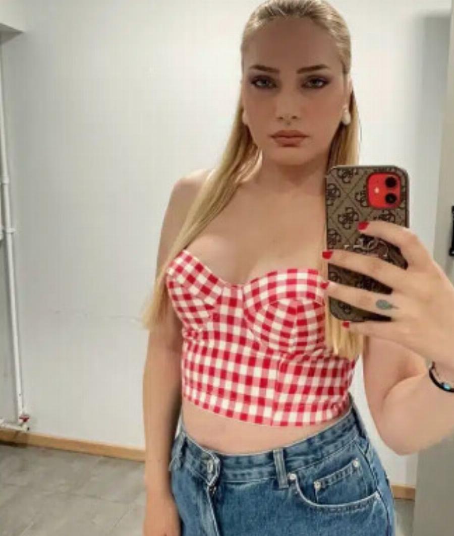 Η κούκλα δημοσιογράφος του OPEN που ομορφαίνει τις οθόνες μας