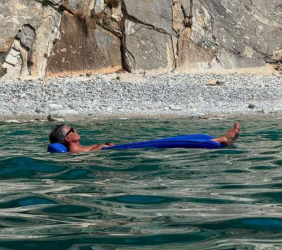 Σαν γοργόνα στα βράχια: Η Τατιάνα Στεφανίδου με μπικίνι στα 54 της είναι μια όαση