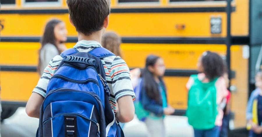 Έτρωγε κονσέρβες, πήγαινε κανονικά σχολείο: 9χpονος ζούσε μόνος του σε διαμέρισμα 2 χρόνια “Δεν πήραμε χαμπάρι”