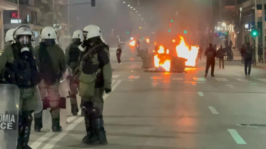 Καίγεται το Σύνταγμα