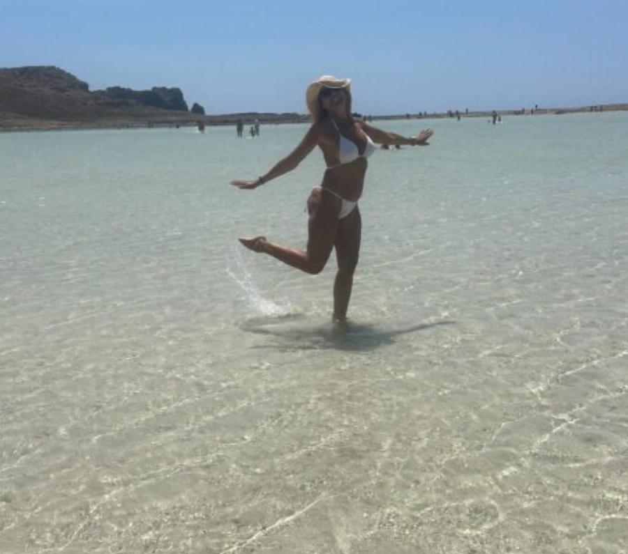 Είναι 55 χρονών, είναι Ελληνίδα θέα και βάζει κάτω όλες τις 20αρες – Τα μυστικά ομορφιάς της