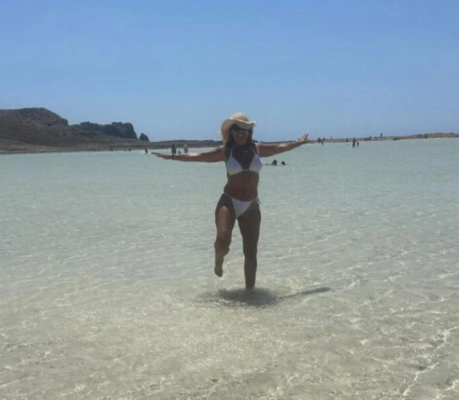 Είναι 55 χρονών, είναι Ελληνίδα θέα και βάζει κάτω όλες τις 20αρες – Τα μυστικά ομορφιάς της