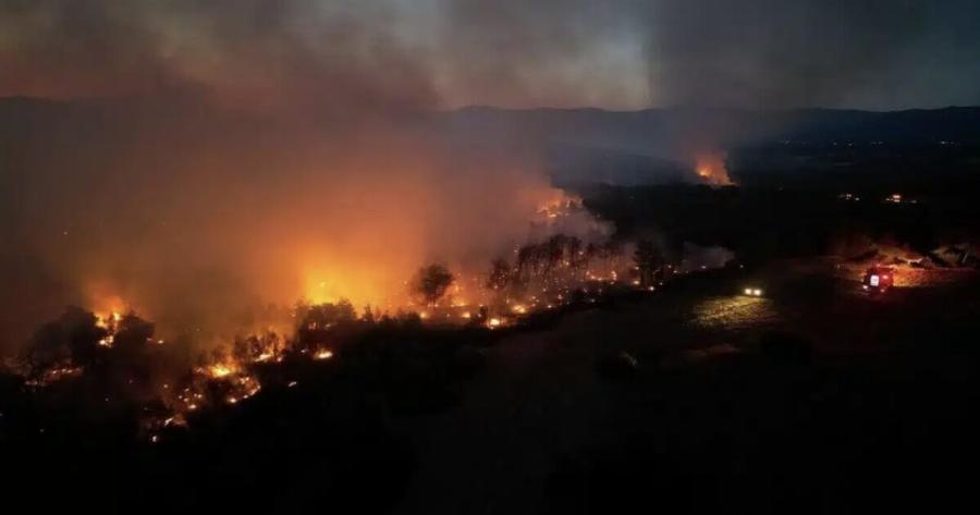 Φωτιά στην Εύβοια: Το μεγαλύτερο μέτωπο μετά το 2021 – Ατελείωτη η μάχη με τις φλόγες – Το πιο παpθένο δάσος καίγεται στην κεντρική Εύβοια – Σοκάpουν οι εικόνες από drone