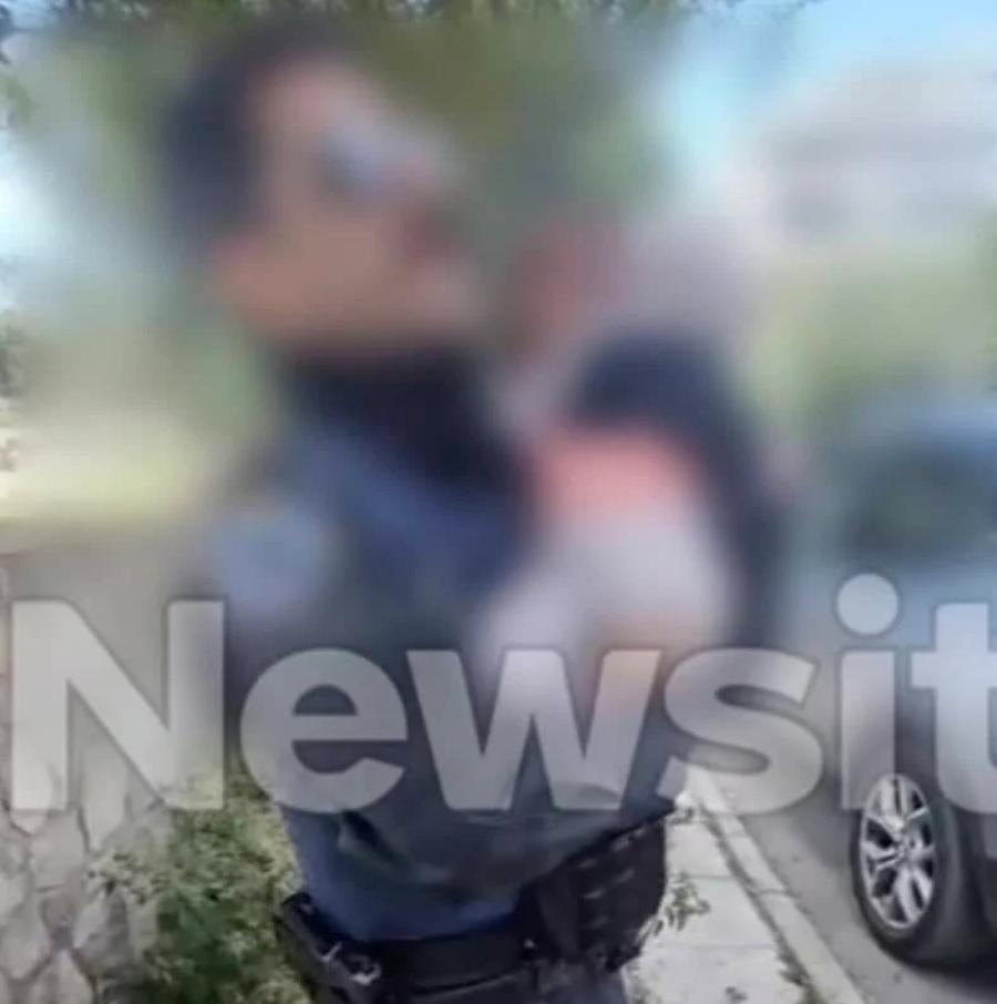 Άλιμος: Η στιγμή που αστυνομικός παίρνει στην αγκαλιά του το βρέφος που εντοπίστηκε δίπλα σε σκουπίδια