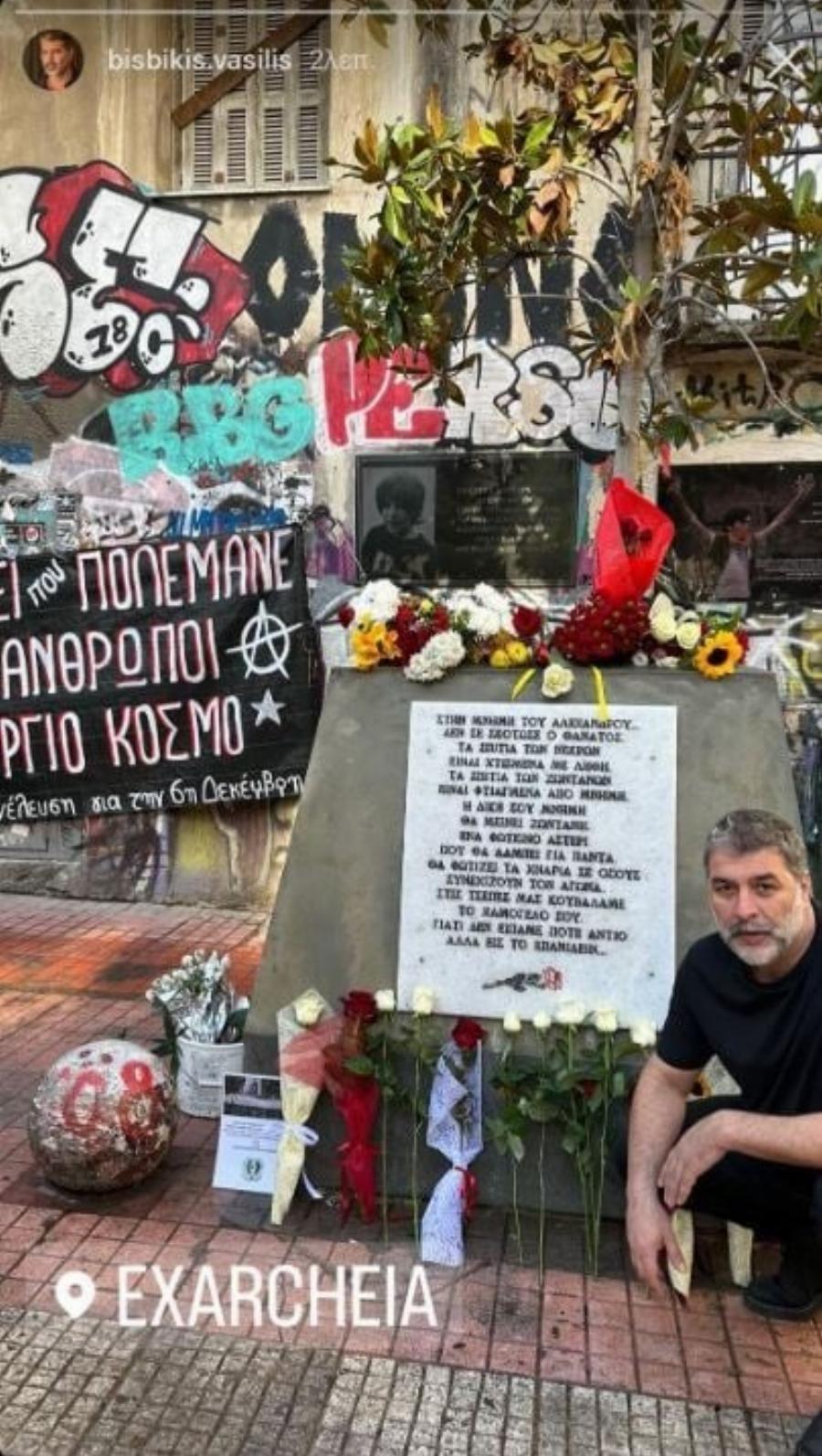 Αποθέωσαν τον Βασίλη Μπισμπίκη: Πήγε στο μνημείο του Αλέξανδρου Γρηγορόπουλου στα Εξάρχεια για να τον τιμήσει και έκανε αυτή την κίνηση