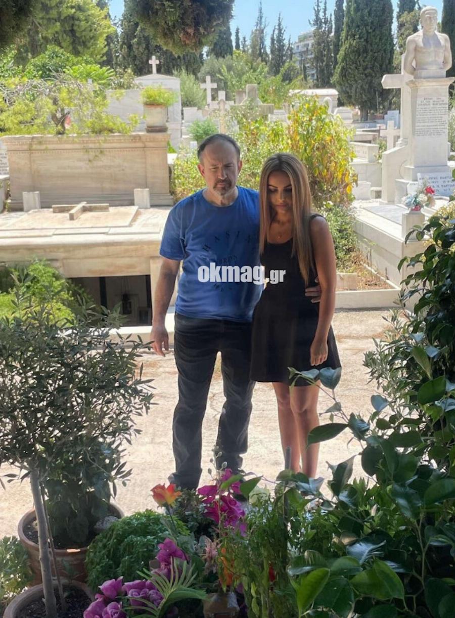 Ο Γιάννης Παπαμιχαήλ με τη σύζυγό του, Ελένη Κολτζή για το τρισάγιο στον τάφο της Αλίκης Βουγιουκλάκη
