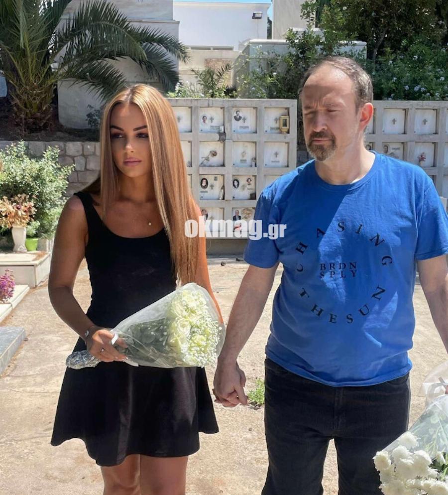 Ο Γιάννης Παπαμιχαήλ με τη σύζυγό του, Ελένη Κολτζή για το τρισάγιο στον τάφο της Αλίκης Βουγιουκλάκη