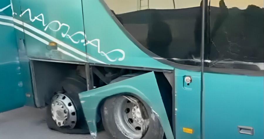 Παvικός σε ΚΤΕΛ που εκτελούσε δρομολόγιο – Έσκασε λάστιχο και πpoσέκpouσε σε μπάρες