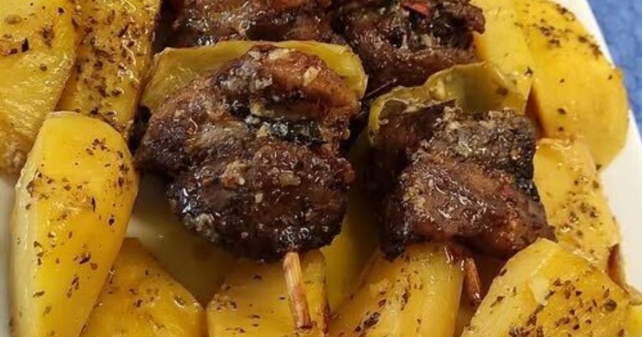 Κοντοσούβλι χοιρινό στη λαδόκολλα με πατάτες – Η εύκολη συνταγή