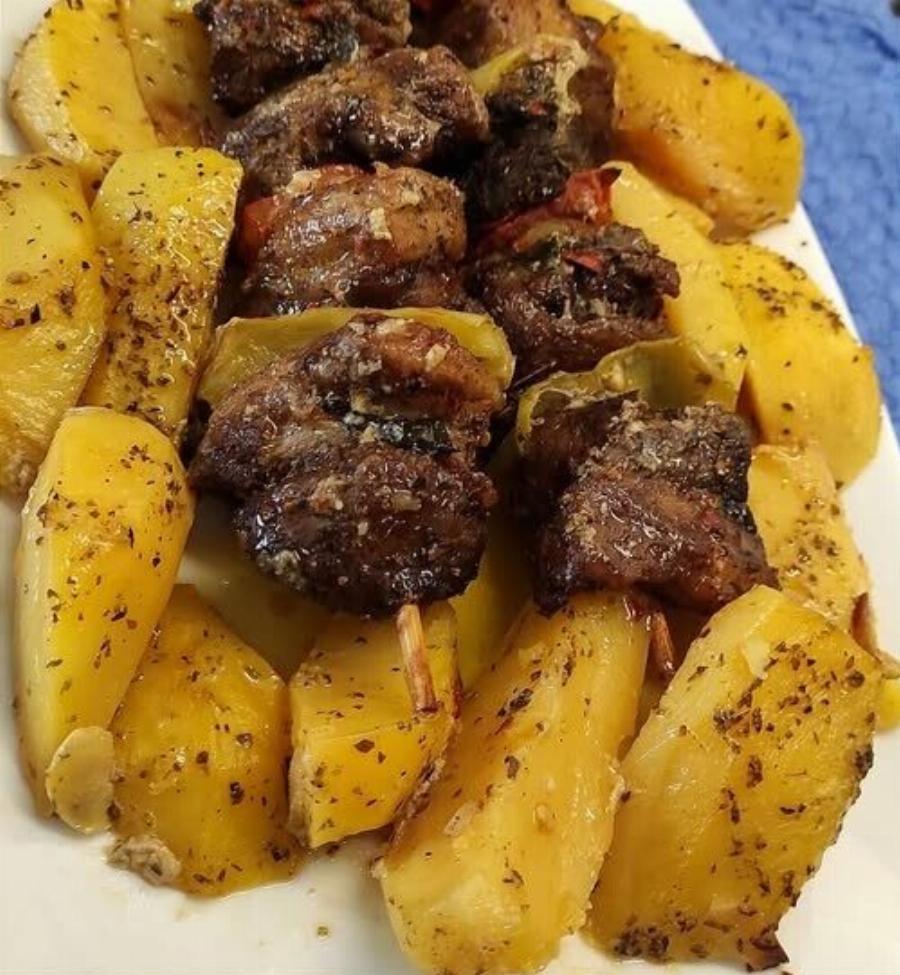 Κοντοσούβλι χοιρινό στη λαδόκολλα με πατάτες – Η εύκολη συνταγή