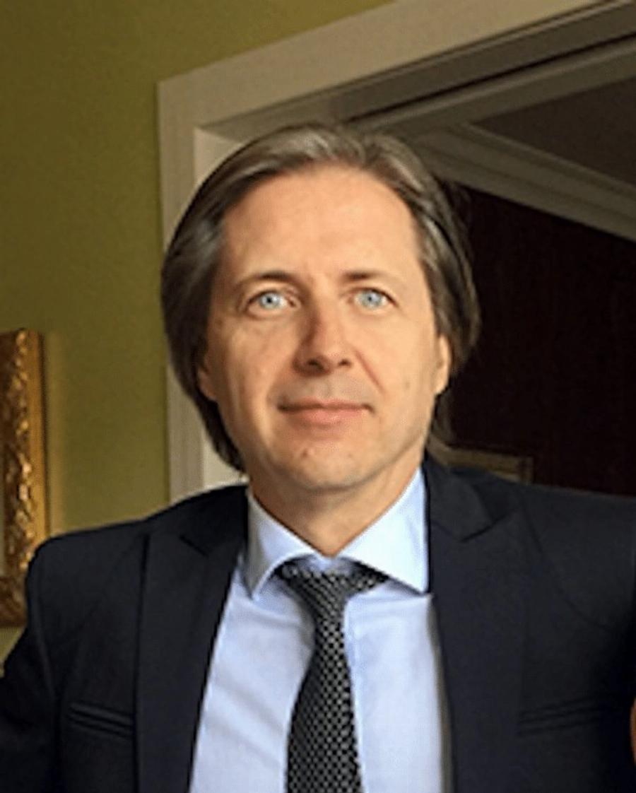 Τότε 10 χρονών παιδάκι, τώρα 57άρης, αλλά με τα ίδια καταγάλανα μάτια: Έτσι είναι σήμερα ο μικρός Ιησούς από τη Ναζαρέτ