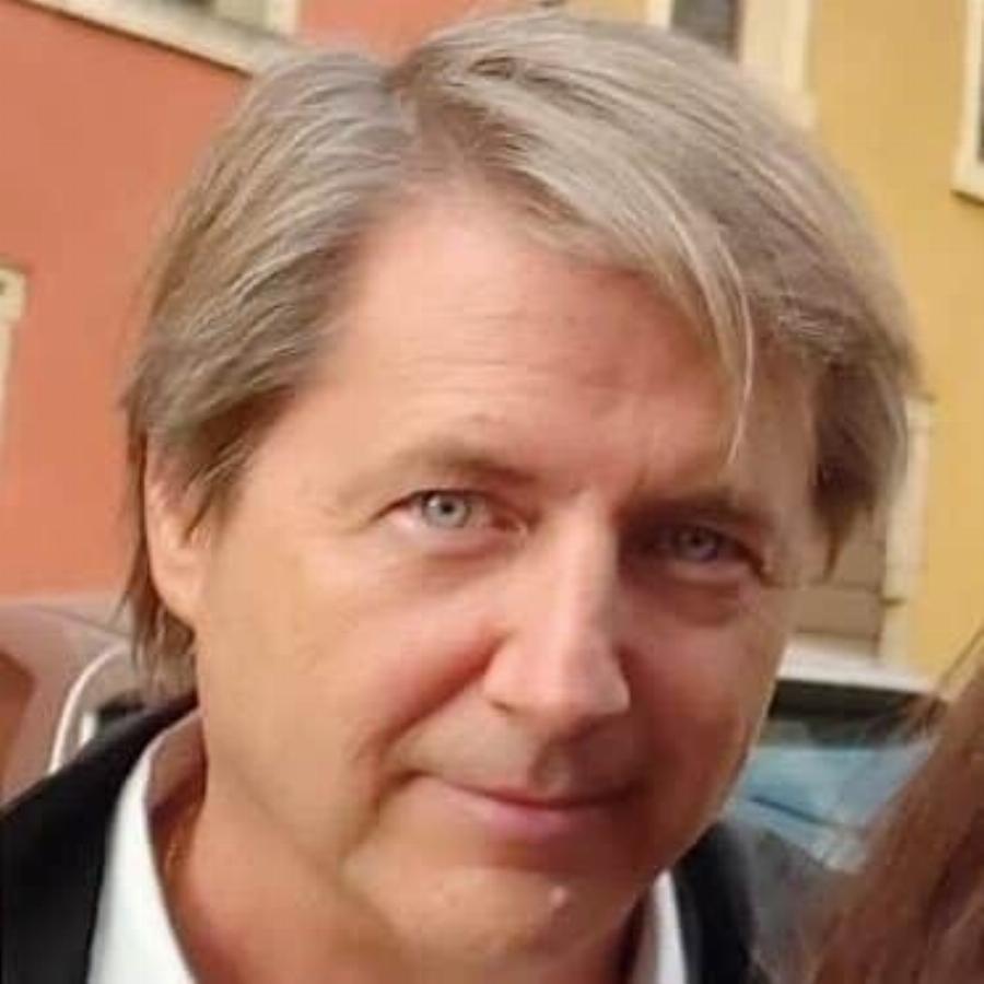 Τότε 10 χρονών παιδάκι, τώρα 57άρης, αλλά με τα ίδια καταγάλανα μάτια: Έτσι είναι σήμερα ο μικρός Ιησούς από τη Ναζαρέτ