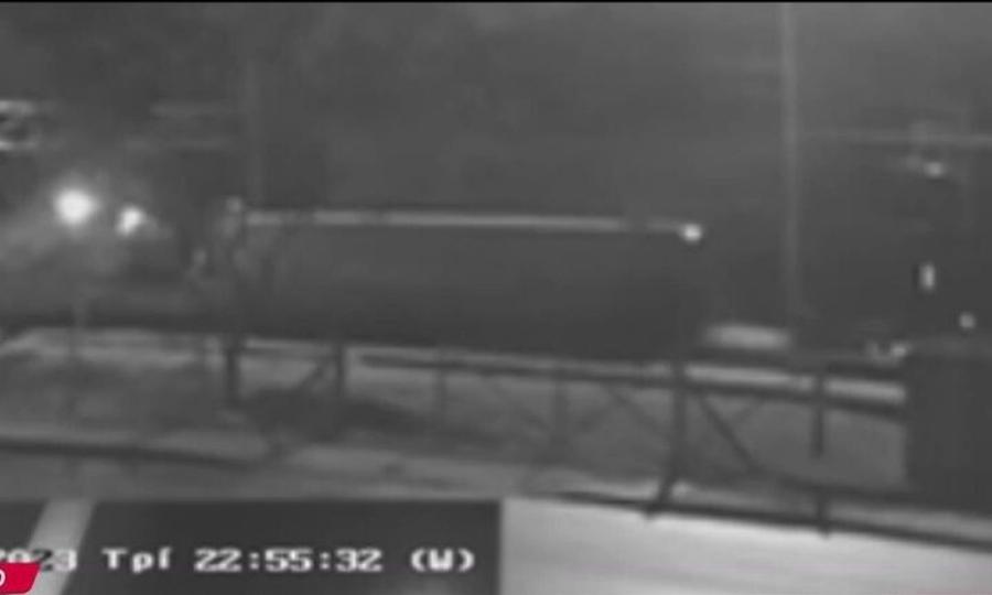 Για 1η φορά στη δημοσιότητα: Βίντεο-σoκ δείχνει πεντακάθαρα την εμπορική αμαξοστοιχία 26 λεπτά πριν τη σύγκρουση να κουβαλάει σε ανοιχτού τύπου βαγόνι αυτό…