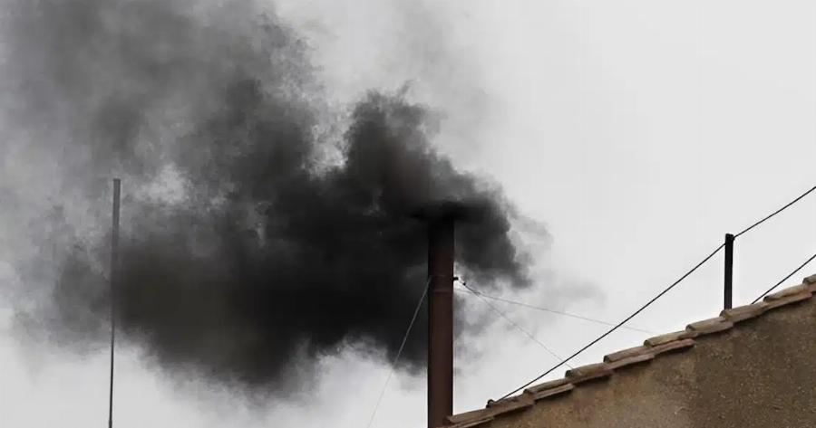 Μαύρος καπνός στο Βατικανό για την εκλογή του νέου Πάπα