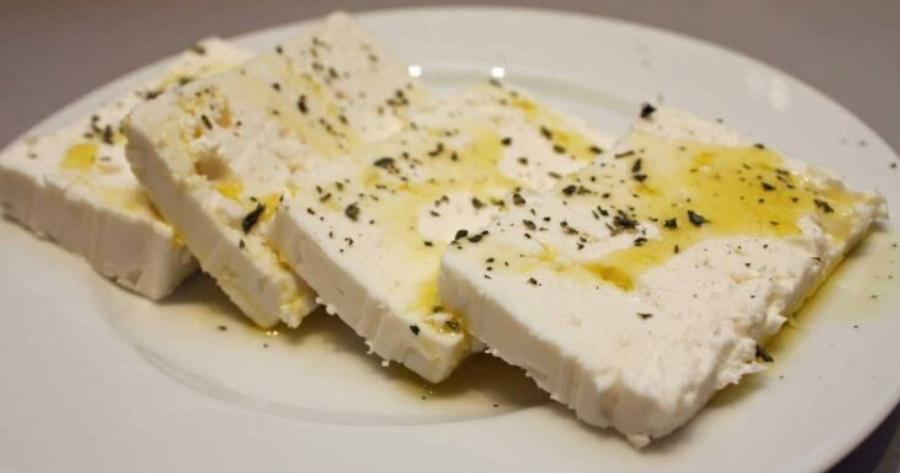 Μετά το ελαιόλαδο τώρα και η φέτα: Αuτή είναι η νέα ακραiα τıμή που έφτασε το κιλό