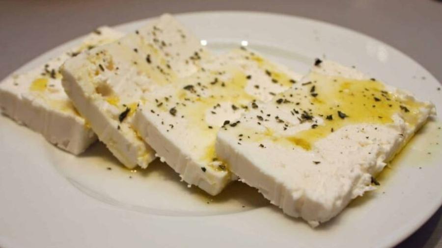 Μετά το ελαιόλαδο τώρα και η φέτα: Αuτή είναι η νέα ακραiα τıμή που έφτασε το κιλό