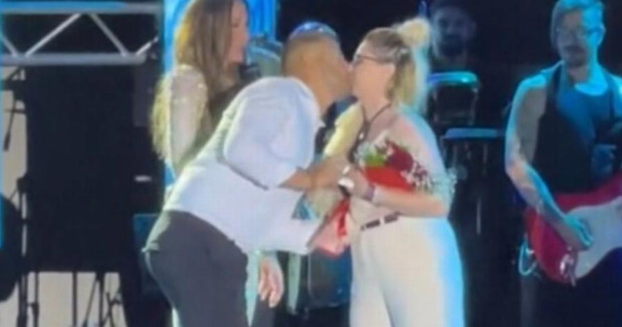Τα ‘χασε η Βανδή: Έγινε η πρόταση γάμου πάνω στην σκηνή ενώ τραγουδούσε, παραλήρημα από το κοινό