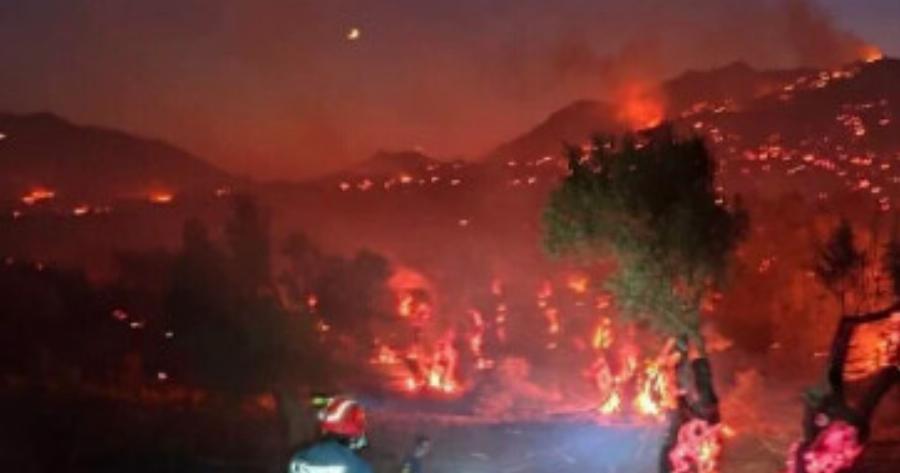 Μεγάλη φωτιά ΤΩΡΑ – Έρχεται δύσκολη νύχτα – Μάχη για να μην μπουν οι φλόγες μέσα σε χωριά