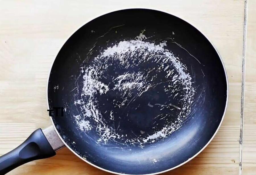 Αν το τηγάνι σας έχασε την αντικολλητική του επίστρωση, μην το πετάξετε. Έτσι θα το κάνετε να μην ξανακολλήσει τίποτα