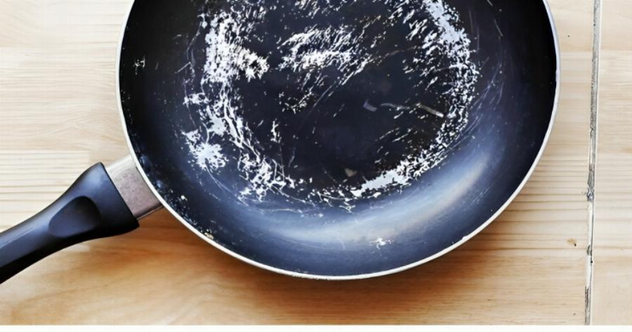 Αν το τηγάνι σας έχασε την αντικολλητική του επίστρωση, μην το πετάξετε. Έτσι θα το κάνετε να μην ξανακολλήσει τίποτα