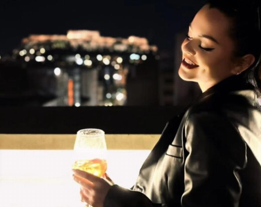 Πέταξε τα γυαλιά, έβαλε βλεφαρίδες, έμεινε μισή: Η Μαριτίνα Ντενίση με μίνι και γόβες είναι το απόλυτο… θηλυκό