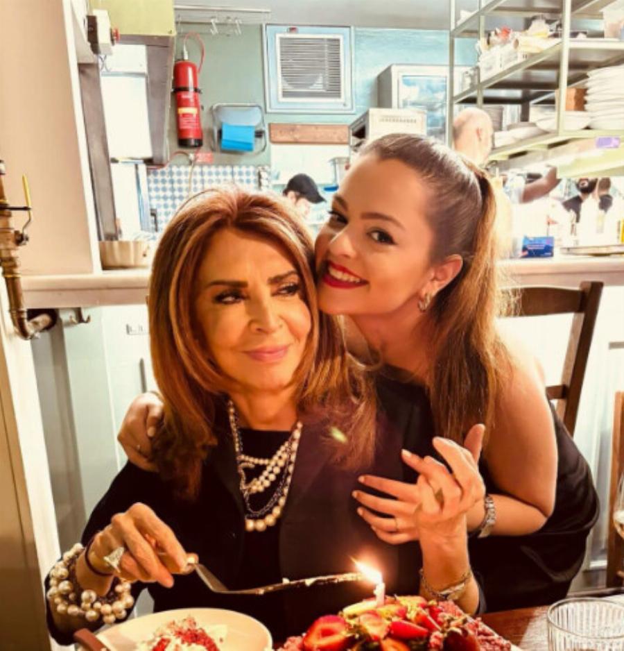 Πέταξε τα γυαλιά, έβαλε βλεφαρίδες, έμεινε μισή: Η Μαριτίνα Ντενίση με μίνι και γόβες είναι το απόλυτο… θηλυκό