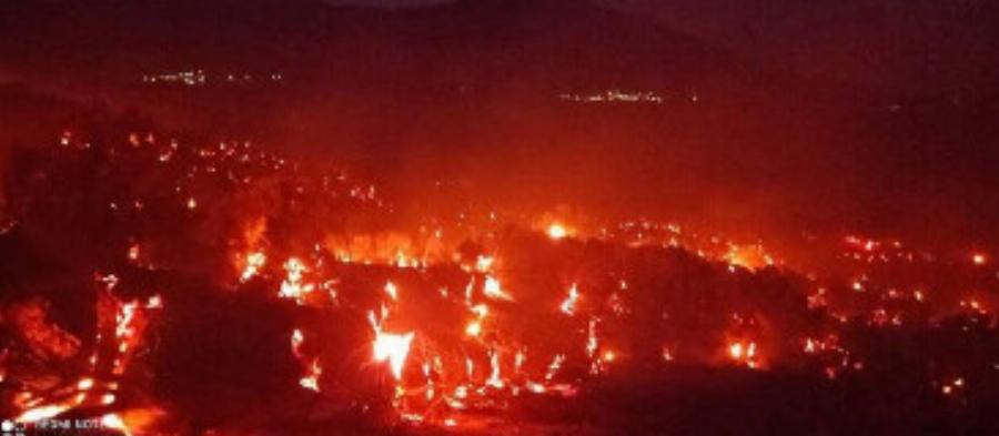 Μεγάλη φωτιά ΤΩΡΑ – Έρχεται δύσκολη νύχτα – Μάχη για να μην μπουν οι φλόγες μέσα σε χωριά