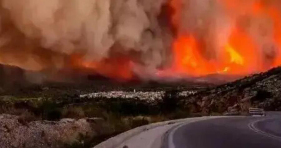 Η φωτιά επεκτείνεται ραγδαία – Σκοτείνιασε ο ουρανός της Αθήνας – Καταστροφή περιουσιών και σπιτιών