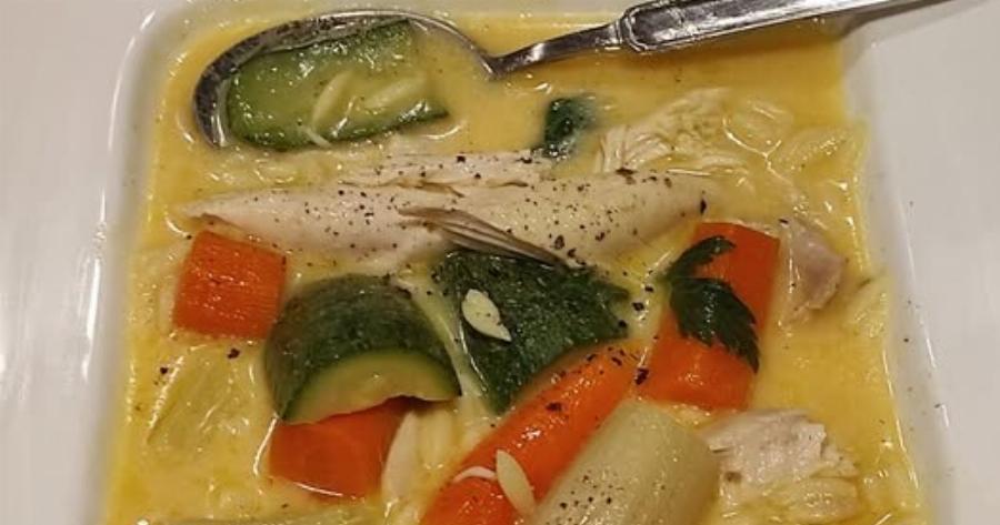 Κοτόσουπα με λαχανικά και κριθαράκι: Η εύκολη και θρεπτική συνταγή