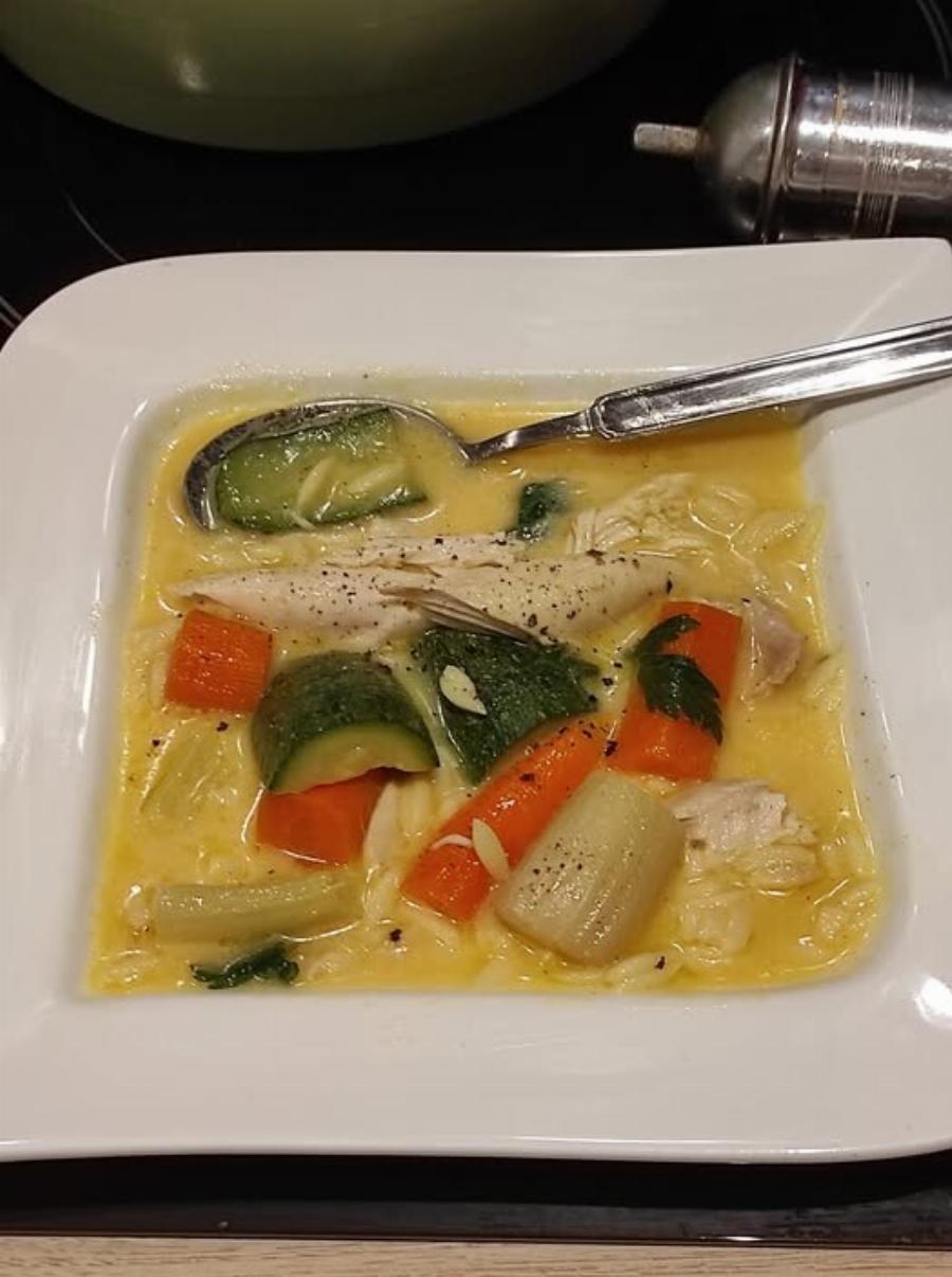 Κοτόσουπα με λαχανικά και κριθαράκι: Η εύκολη και θρεπτική συνταγή