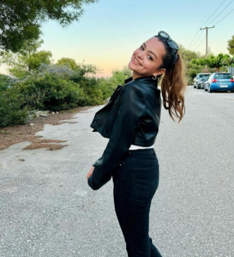 Πέταξε τα γυαλιά, έβαλε βλεφαρίδες, έμεινε μισή: Η Μαριτίνα Ντενίση με μίνι και γόβες είναι το απόλυτο… θηλυκό